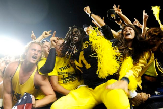 Illustration for article titled Denard Robinson Took Just 21 Seconds To Lead Michigan's 80-Yard Game-Winning Drive Over Notre Dame